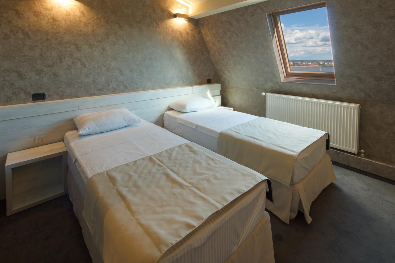 Ymy Hotels Târgu Jiu الغرفة الصورة